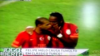 Felipe Melo provoca rivais e torcida do Besiktas invade o campo na Turquia [upl. by Fabriane88]