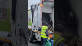 2014 Geesink MF300 Bin Lorry Collecting Recycling bintruck garbagetruck [upl. by Nolrac]