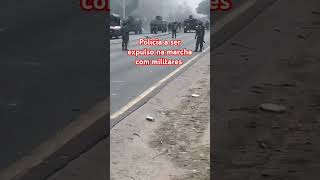 Policia a ser expulso na marcha com milhares [upl. by Shelton659]