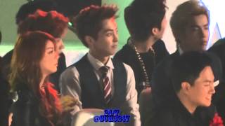 131114 MMA XIUMIN LUHAN 시우민 루한  루한에게 휴지나눠주기 [upl. by Eannej]