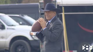 Yellowstone Kevin Costner throws football on set in Venus Texas [upl. by Feliza]