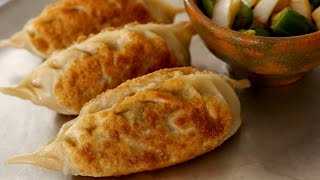 Kingsize kimchi dumplings KimchiWangmandu 김치왕만두 [upl. by Townie]