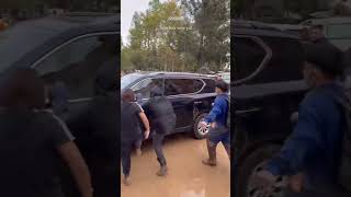 Vecinos de Paiporta DESTROZAN el coche de Pedro Sánchez cuando huía de Paiporta [upl. by Melak113]