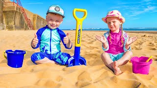 Alex und Gaby spielen am Strand mit Sand und anderem Kinderspielzeug [upl. by Freeman]