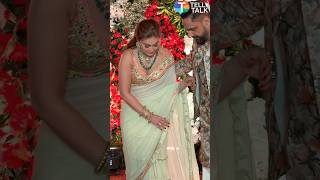 Shefali Jariwala STRUGGLES with her outfit while husband Parag helps her at Arti Singhs wedding [upl. by Wivinia320]