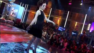 İrem Sak  Sürünüyorum  Beyaz Show  02032012 [upl. by Yblok641]