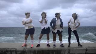 ESTUDIANTES CUBANAS bailando en el malecón [upl. by Cristiona]