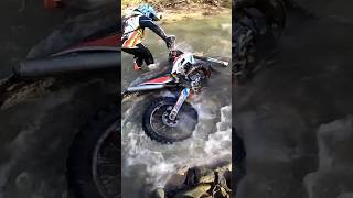 Cerchiamo di accendere la moto dopo la caduta in acqua motovlog enduro dirtbike water [upl. by Cela]