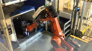 Heathrows new baggage robot in action as part of a multimillion pound project linking T3 and T5 [upl. by Kegan]