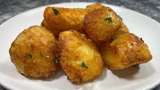 The BEST Crispy Roast Potatoes [upl. by Suoivatnod]