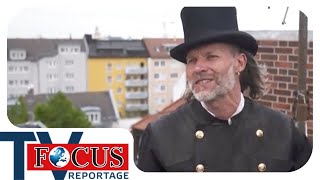 Arbeiten über den Dächern der Stadt Schornsteinfeger in Aktion  Focus TV Reportage [upl. by Thorma]