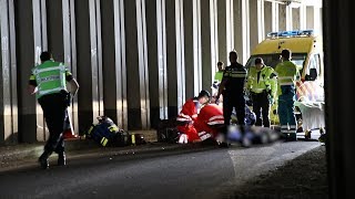 Bij een ongeluk in een landbouwtunnel aan de Maasdijk in Raamsdonksveer is een 59jarige man om h [upl. by Aikmat]