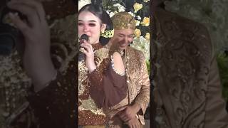 Niken pinter nyanyi lagu thailand 😅 penganten e sampe mekekelen 😂 nikensalindry [upl. by Naneik466]