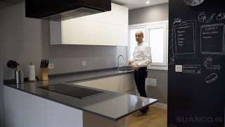 Video de cocinas modernas blancas abiertas al salon con perfil gola y encimera de silestone [upl. by Acinorahs]