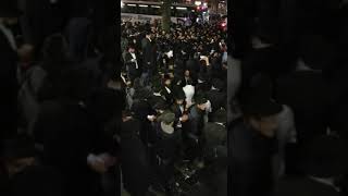 Rubashkin greeted by thousands as he arrives at 770 [upl. by Madonna928]