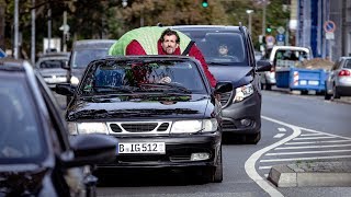 Fünfsitzer Dieser Mann braucht ein ganzes Auto für sich [upl. by Landa]