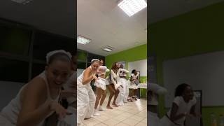 Ronisia danse sur le son de Tiakola [upl. by Arteid]