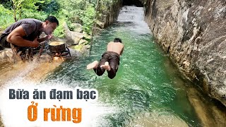 Lao xuống dòng nước chảy siết lạnh thấu xương và bữa ăn đạm bạc ở núi rừng [upl. by Pollyanna913]