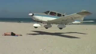 Flugzeug landet fast im Sand auf einem Urlauber am Strand von Helgoland [upl. by Hcib]