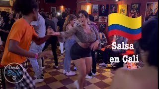 Colombianos Bailando Salsa en Cali  Bar La Topa Tolondra 2023 [upl. by Ydroj]