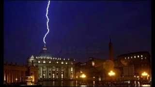 Rayo en el Vaticano renuncia Benedicto XVI [upl. by Ecinehs]