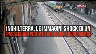 Inghilterra passeggino travolto da treno merci [upl. by Sadnak]