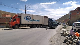 Transportistas bloquean camino al norte del departamento de La Paz [upl. by Oer]