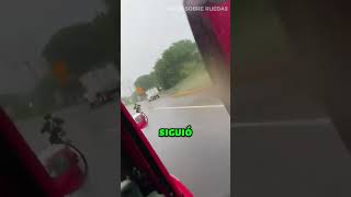 Motociclista Provoca a Camionero y Recibe su Merecido [upl. by Kloman]