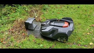 Husqvarna 430X robot mower auto parking to dock 机器人割草机自动停回码头 robotmaaier automatisch aanmeren mower [upl. by Kina]