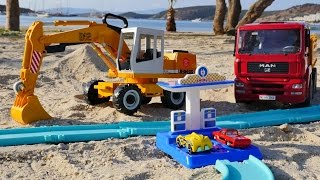 Tolle Spielzeugautos  Kipplaster und Bagger  Wir spielen am Strand [upl. by Inalan]