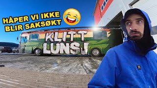 Sprayer KVIKKLUNSJ på en HEL russebuss [upl. by Oiramrej]