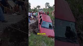 Hombres se unieron para sacer de una zanja a un auto trucks trailers camioneros camiones camion [upl. by Bocaj]