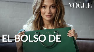 Jennifer Lopez revela qué lleva en su bolso EN ESPAÑOL  Vogue México y Latinoamérica [upl. by Wichman]