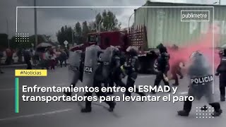 Enfrentamientos entre el ESMAD y transportadores por despejar vías en el paro camionero [upl. by Einatsed]