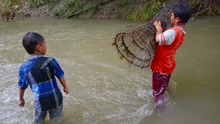 AMAZING USING FISH TRAPS BY BAMBOO  NATURAL VIDEO RURAL  FISHING VIDEO IN SEASON 2024 [upl. by Burget771]