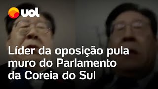 Lei marcial na Coreia do Sul Líder da oposição pula muro para chegar ao Parlamento [upl. by Kcinnay]