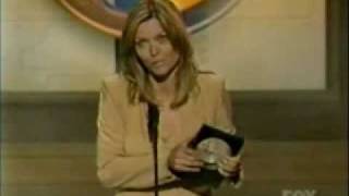 Michelle Pfeiffer wins Blockbuster Award 2001 [upl. by Doy]