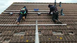 Timelapse 8 Zonnepanelen monteren portrait met steiger en opsteken zonnepanelen [upl. by Ihdin601]