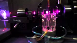 Проточный цитометр изнутри Inside the flow cytometer [upl. by Consalve]