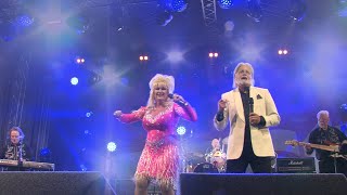 Sarah Jayne Dolly Parton and Andy Crust Kenny Rogers Dolly Parton Experience Islands in the Stream [upl. by Oicam356]