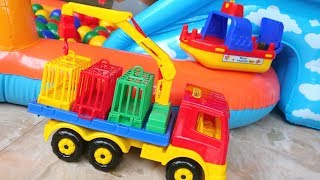 Vehículos de servicio Navegamos en un barco de juguete Vídeos infantiles de coches [upl. by Arnold]