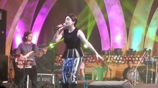 Jara sa Bawra hai wo  Monali Thakur Live Performance  Haldia Trade Fair [upl. by Uriisa204]