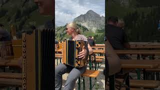 Spontanes Musizieren auf einer Alm im letzten Sommer 🎶⛰ franziskapauli steirischeharmonika musi [upl. by Annoyek]