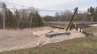 Inondations dans Charlevoix  deux pompiers portés disparus [upl. by Sethrida794]