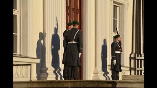 Ehrenposten Ablösung Schloss Bellevue I [upl. by Annwahs]