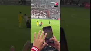 Pedro Gallese lanzó el celular de hincha peruano que ingresó al campo para tomarse foto con Messi [upl. by Kimmy883]