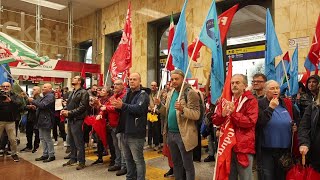 Protesta per Attilio Franzini operaio travolto dal treno invaso latrio della stazione di Bologna [upl. by Alemaj]