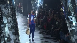 Défilés parisiens les héroïnes conquérantes de Vuitton [upl. by Nnahsal976]