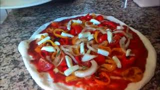 Pizza con Peperoni Pomodorini Cipolla e Mozzarella [upl. by Akoyn]