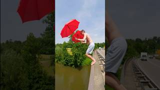 Mit REGENSCHIRMEN von 10 METER Brücke springen Experiment ☂️ challenge parkour experiment [upl. by Lissak]